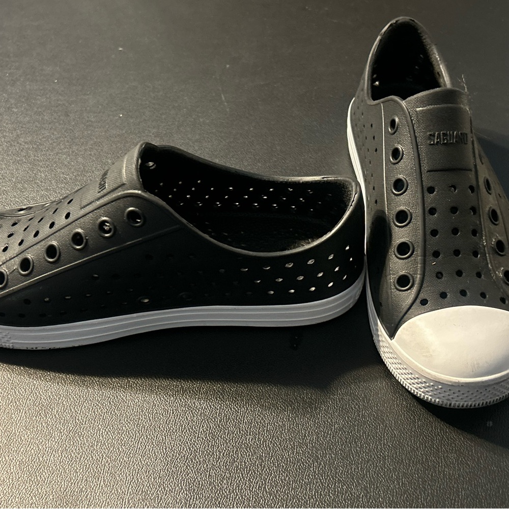 Saguaro White & Black Shoes – Size 2.5